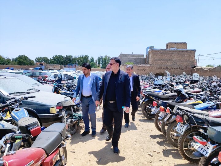 ساماندهی وسایل نقلیه توقیفی در پارکینگ‌های خمینی‌شهر در دستور کار قرار دارد